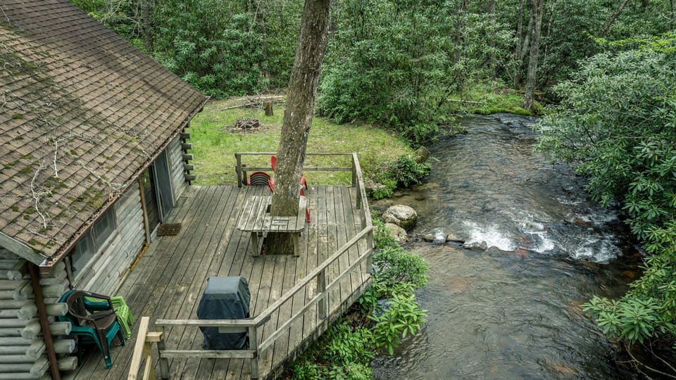 Creekside Cabin balcony with mountain views