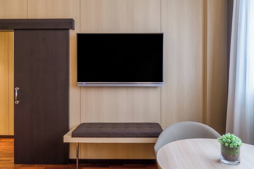 Minibar, in-room safe, desk, laptop workspace