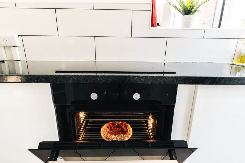 Full-size fridge, microwave, oven, stovetop