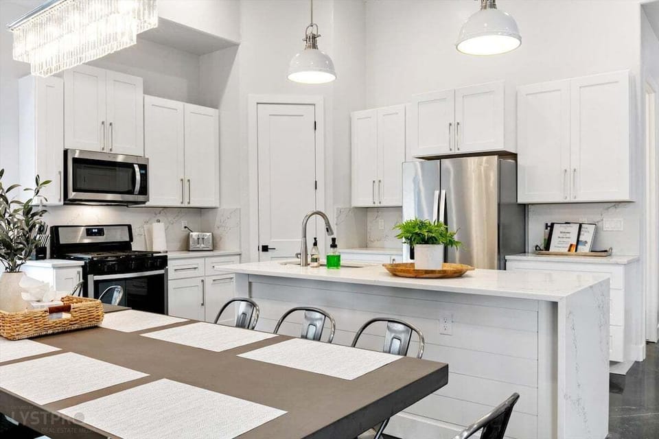 This well-appointed kitchen features everything you need, from pots and pans to essential appliances. With plenty of counter space, it's perfect for whipping up delicious dishes while enjoying quality time with guests.