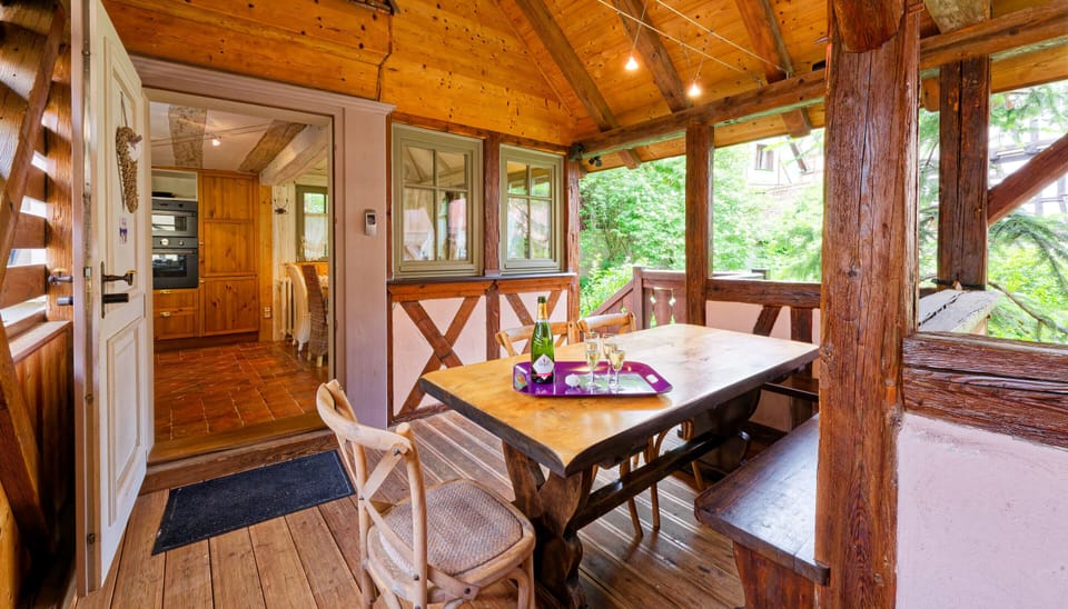 The covered terrace communicates with the kitchen and the dining area. It has a view of the common garden.