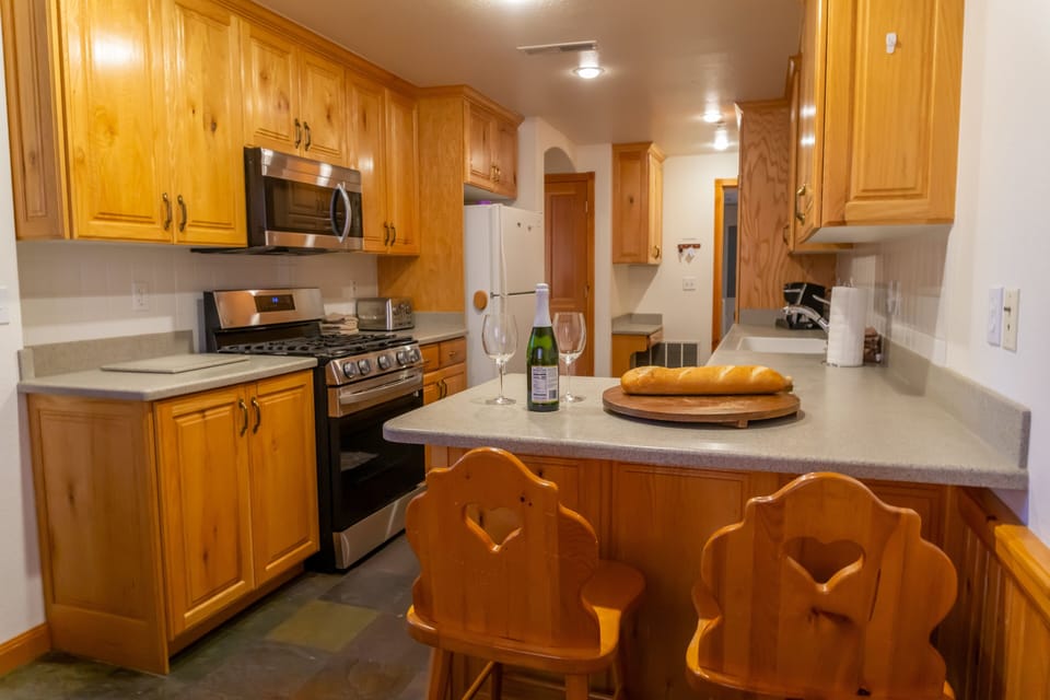 Townhome, 3 Bedrooms | Private kitchen | Fridge, oven, coffee/tea maker, toaster
