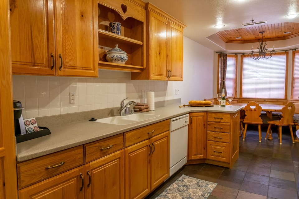 Townhome, 3 Bedrooms | Private kitchen | Fridge, oven, coffee/tea maker, toaster