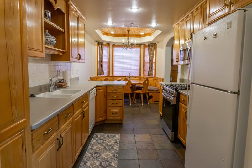 Townhome, 3 Bedrooms | Private kitchen | Fridge, oven, coffee/tea maker, toaster