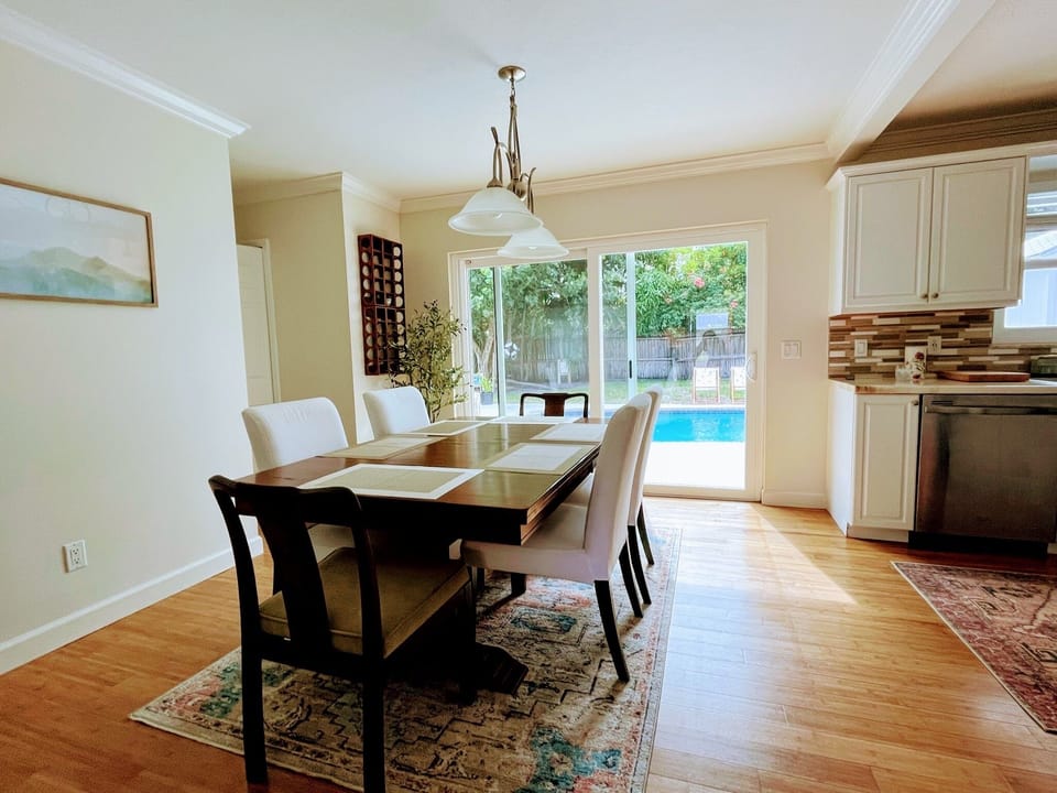 Dining room with a view to the pool