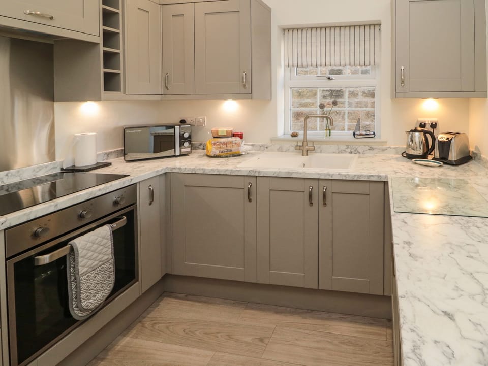 Cottage | Private kitchen | Fridge, electric kettle, toaster, cookware/dishes/utensils