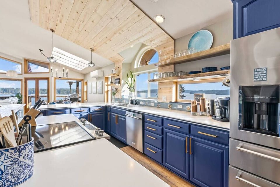 Large and fully stocked open concept kitchen!