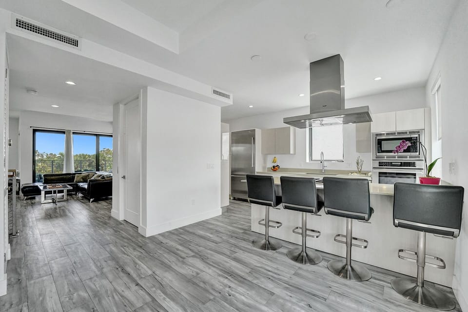 Chefs kitchen with top appliances 