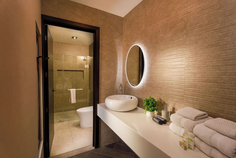Basic Double Room | Bathroom | Rainfall showerhead, towels