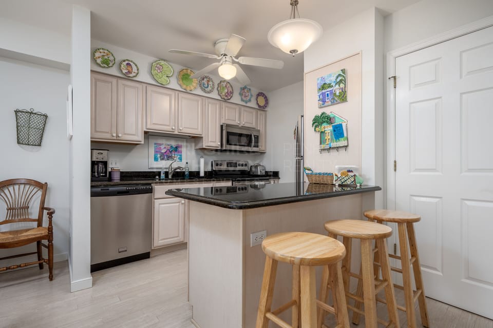 Kitchen w/Breakfast Bar