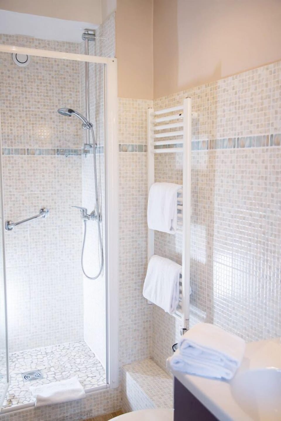 Comfort Room, 1 Double Bed | Bathroom | Shower, rainfall showerhead, free toiletries, hair dryer