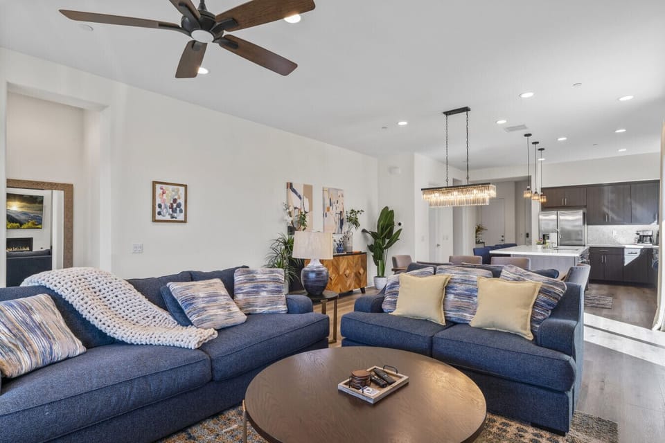 Spacious great room w/ plush sectional & seamless flow into the kitchen