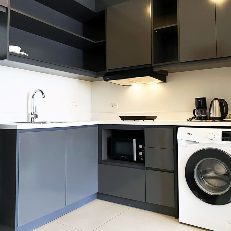 Deluxe Room | Private kitchen | Fridge, cookware/dishes/utensils, dining tables