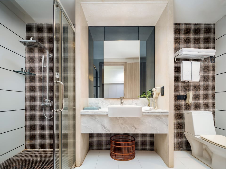 Comfort Room, 1 Queen Bed, No Windows | Bathroom | Shower, rainfall showerhead, free toiletries, hair dryer