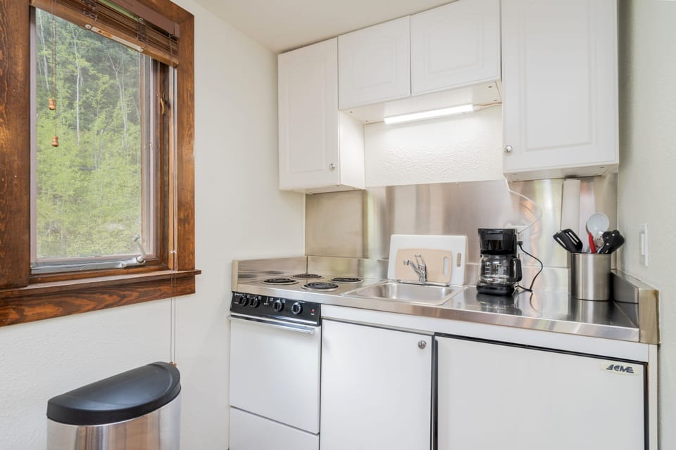 Studio | Private kitchen | Fridge, oven, coffee/tea maker, toaster