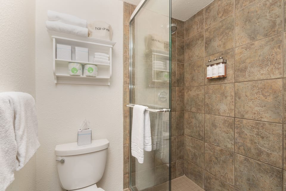 Studio | Bathroom | Towels, shampoo