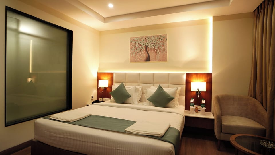 Super Deluxe | Pillowtop beds, laptop workspace, soundproofing, free wired internet