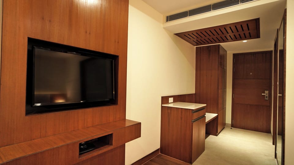 Super Deluxe | Living area | 32-inch LCD TV with cable channels, TV, table tennis