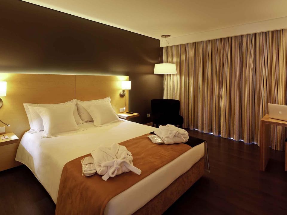 Privilege, Room, 1 Double Bed, Non Smoking, Balcony | Minibar, in-room safe, desk, soundproofing