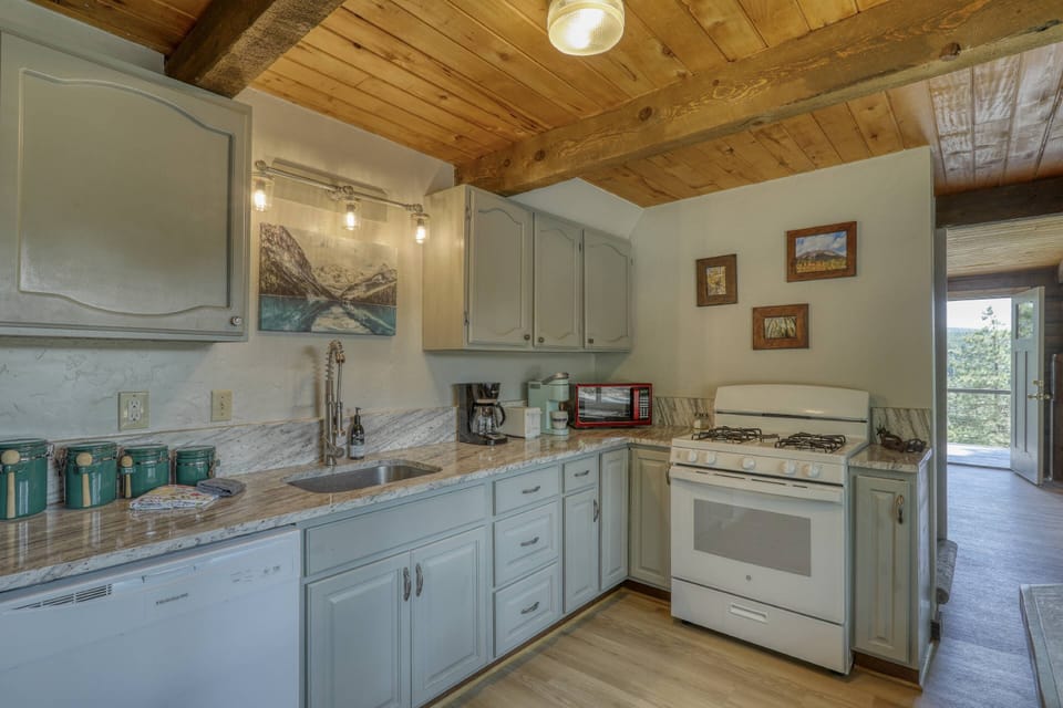 Fully equipped kitchen has all the features you're looking for