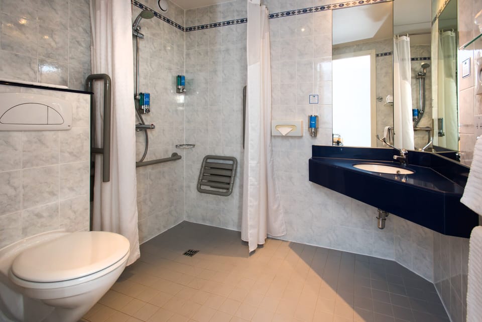 Standard Room, 1 Double Bed, Accessible (with Free Hot Breakfast) | Bathroom | Shower, eco-friendly toiletries, hair dryer, towels