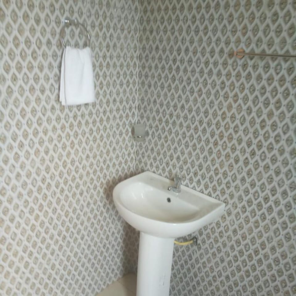 Shower, rainfall showerhead, free toiletries, towels