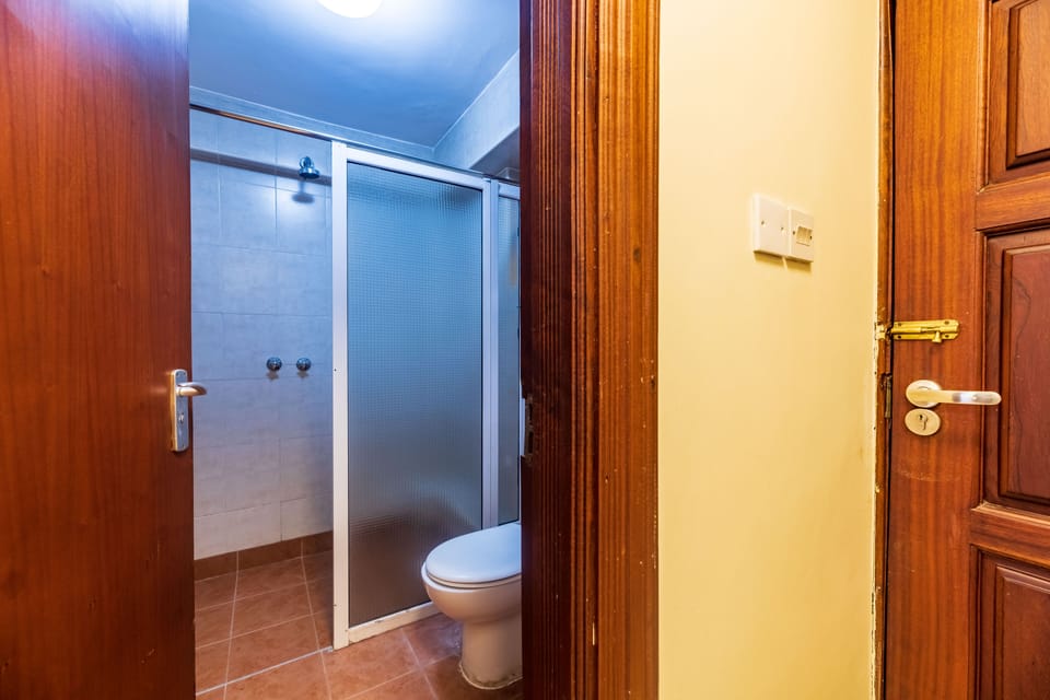 Standard Twin Room | Bathroom | Shower, slippers, towels