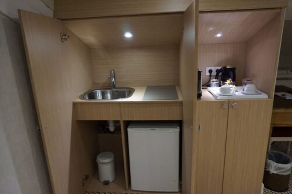 Family Suite, Partial Sea View (Appartement Mansardé) | Private kitchen | Fridge