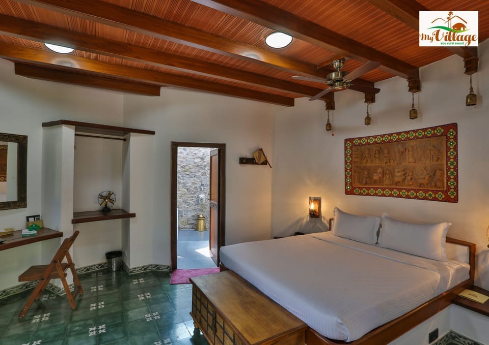 Luxury Room, 1 King Bed | Minibar, in-room safe, desk, soundproofing