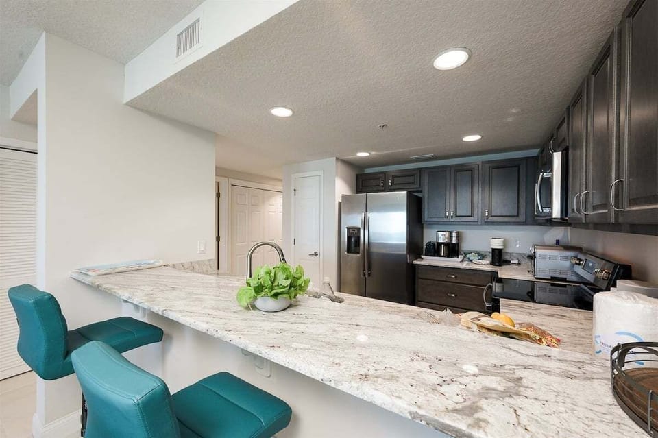 Full kitchen with counter seating