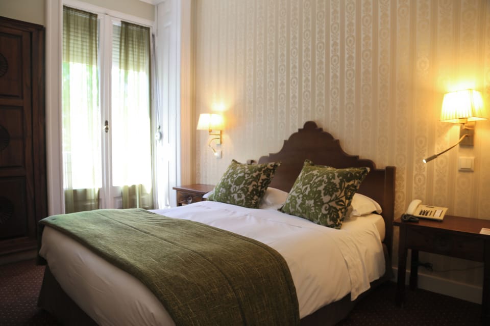 Standard Double or Twin Room (View on Av. Liberdade) | Desk, free WiFi, bed sheets