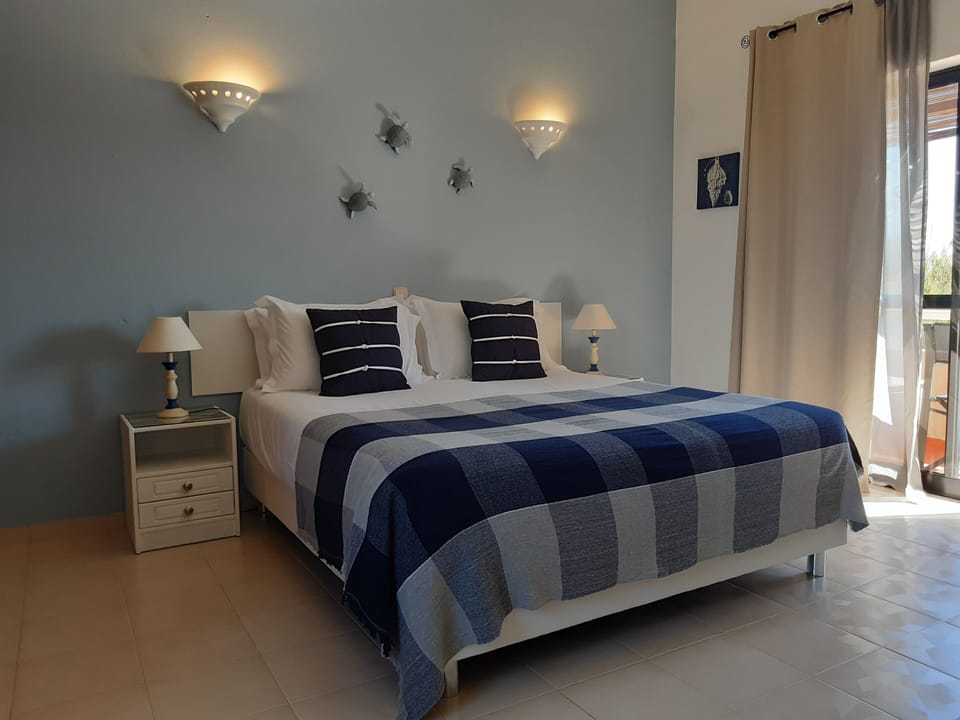 Double Room, Pool View | Hypo-allergenic bedding, in-room safe, free WiFi, bed sheets
