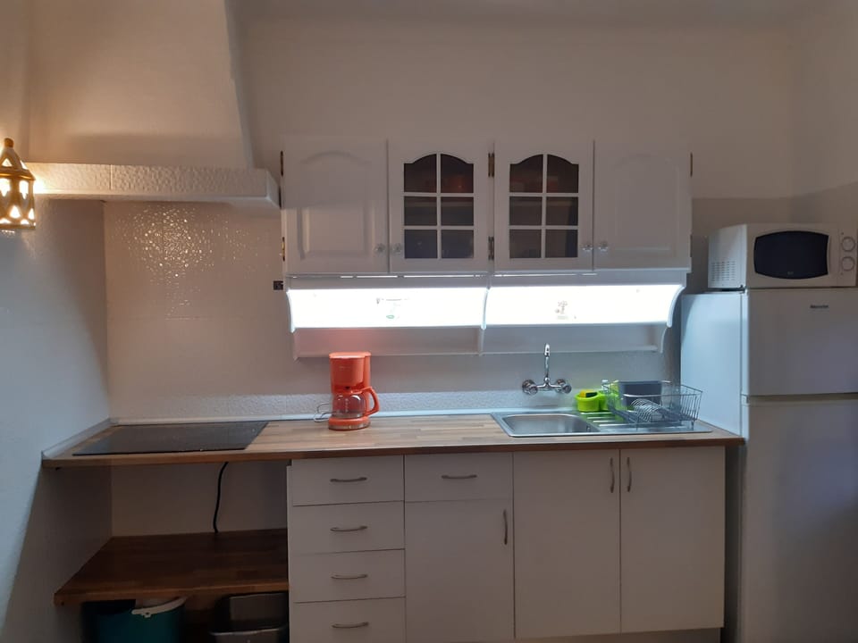 Studio Apartment | Hypo-allergenic bedding, in-room safe, free WiFi, bed sheets