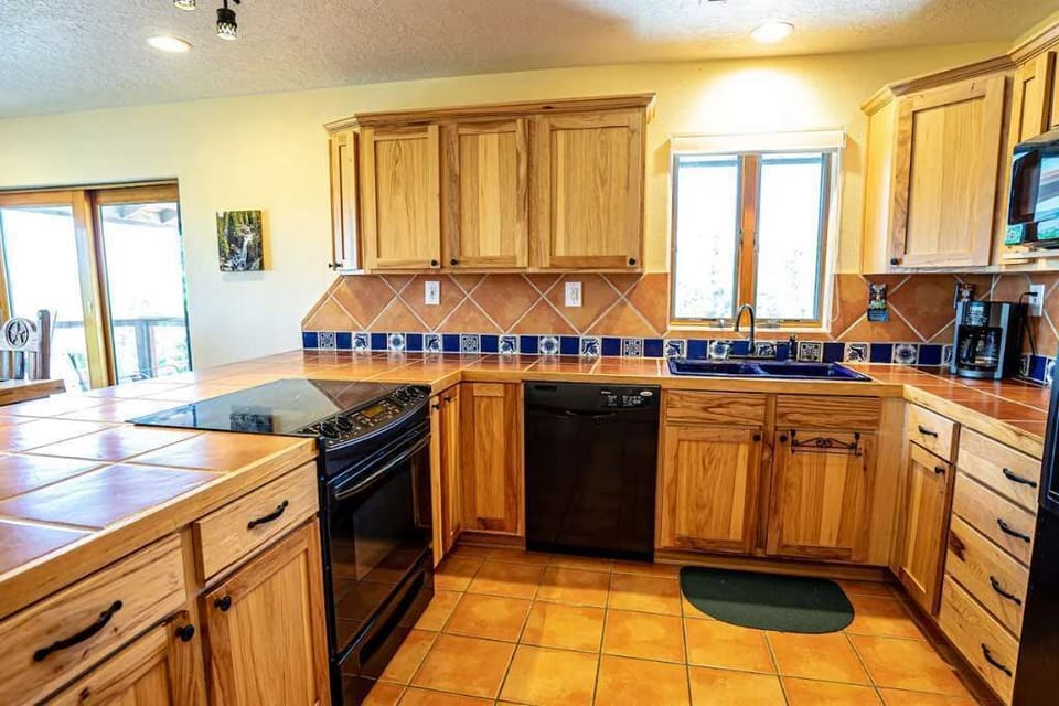 Fully equipped kitchen, ideal for enjoying the comforts of countryside living.