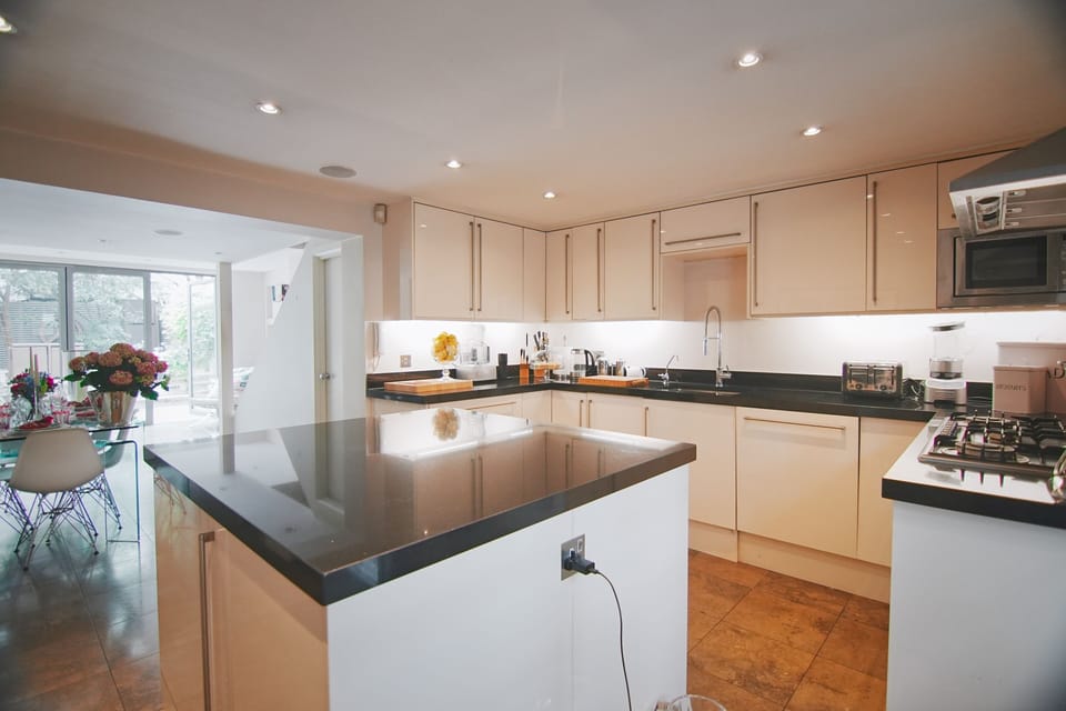 Two electric ovens and a six ring gas hob are available