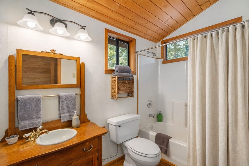 Upper level full bathroom with tub/shower combo.