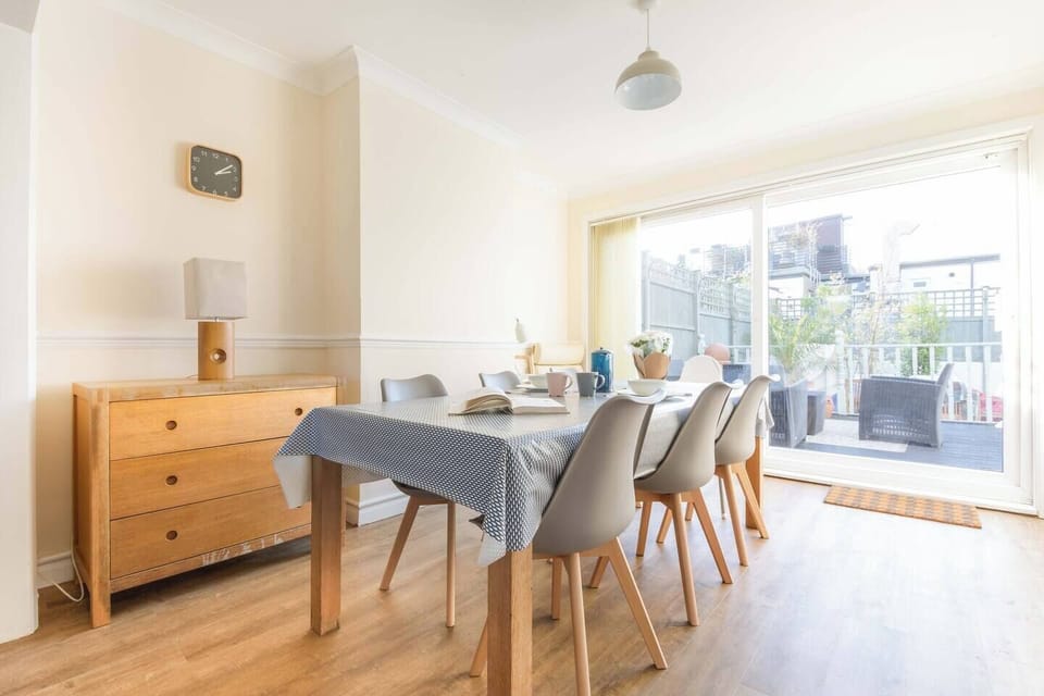 Open plan living /dining area