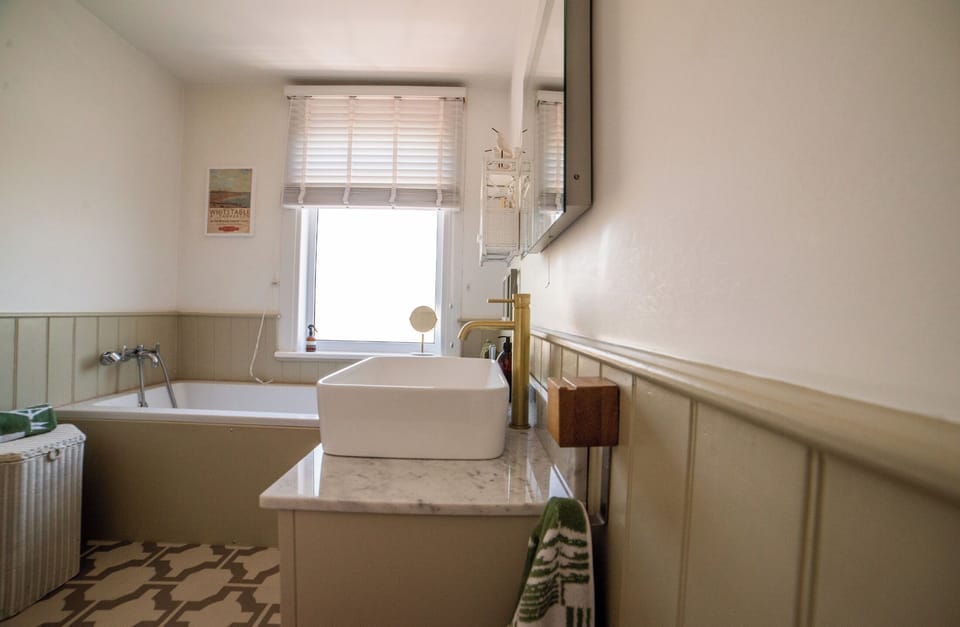 Ensuite bathroom with bath, basin & toilet