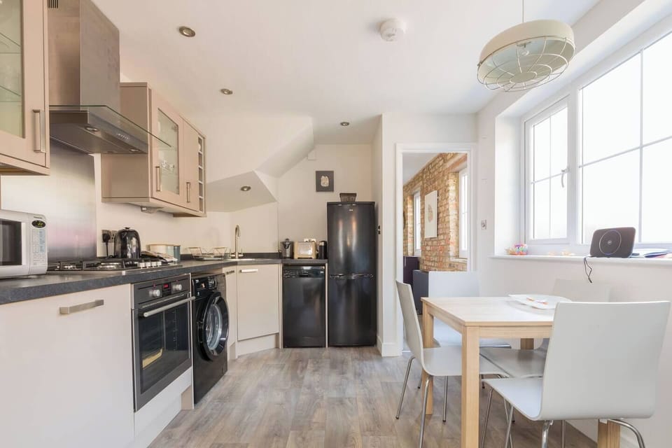 Fully  equipped kitchen diner