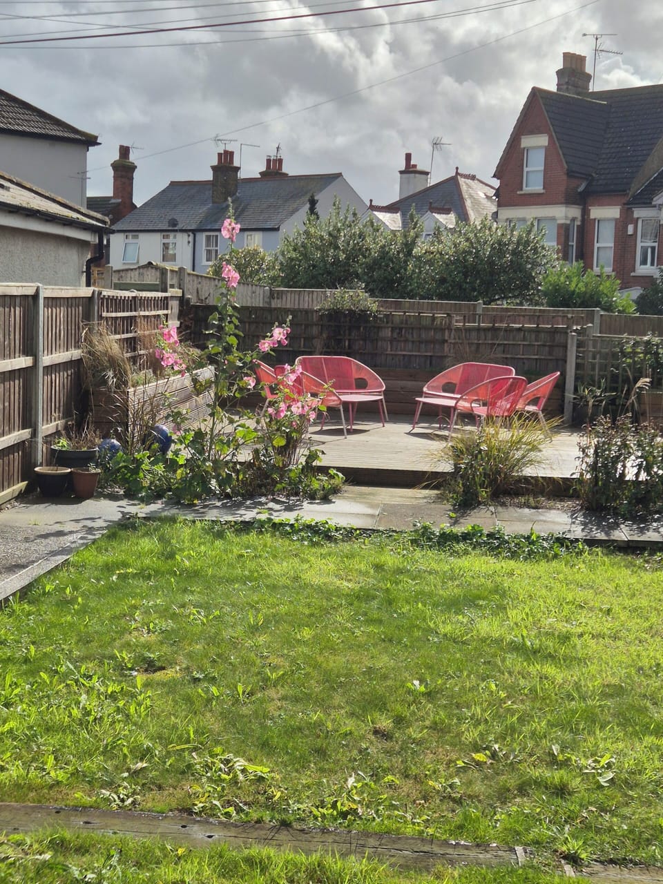 Large garden with 2 seating areas