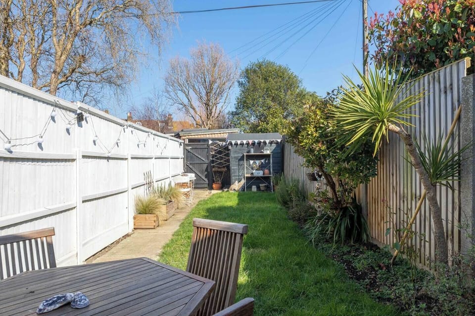 Garden laid to lawn with table & chairs