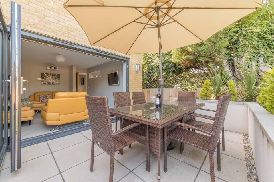 Outside dining table & chairs