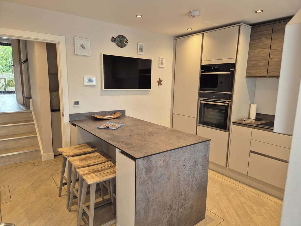 Fully equipped kitchen with dining 'island' and six stools