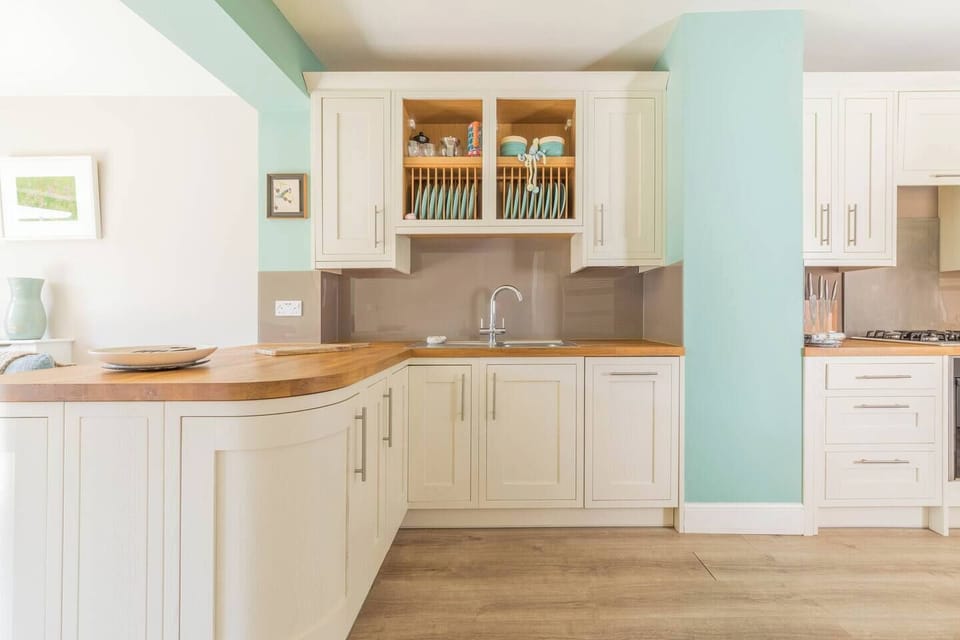 Fully equipped kitchen with coffee machine & extra fridge