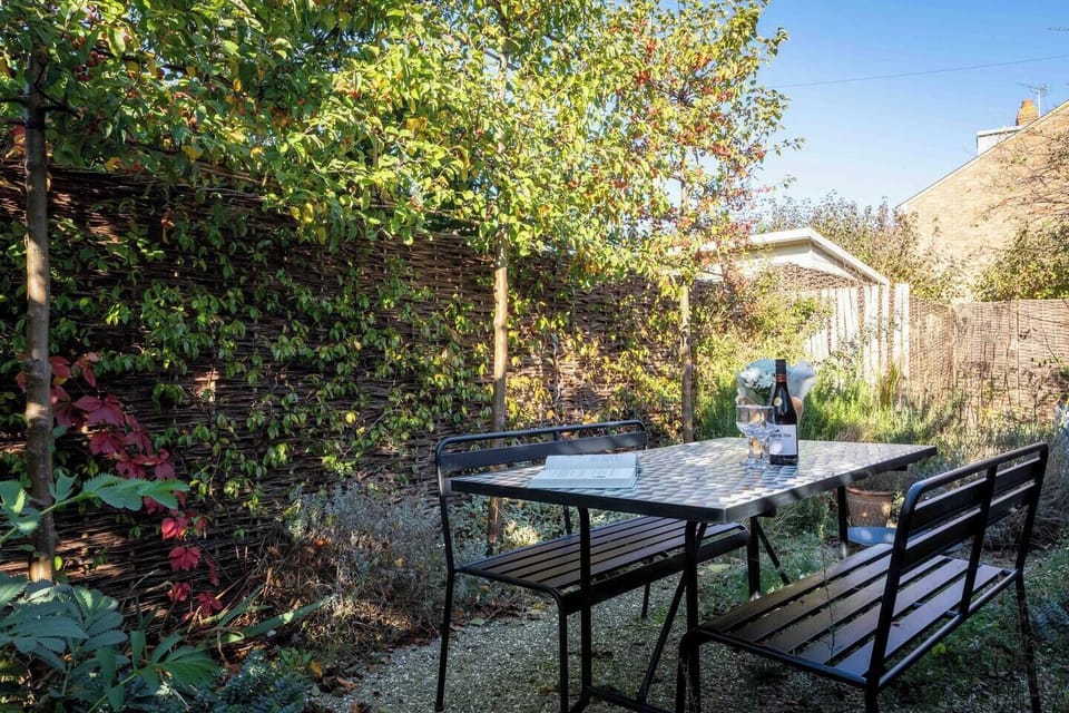 Garden with table & chairs