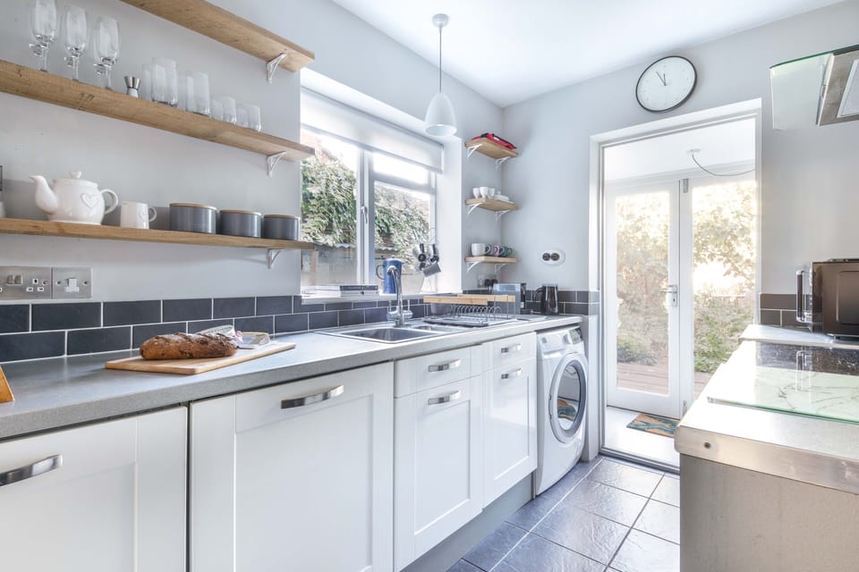  Kitchen including washing machine