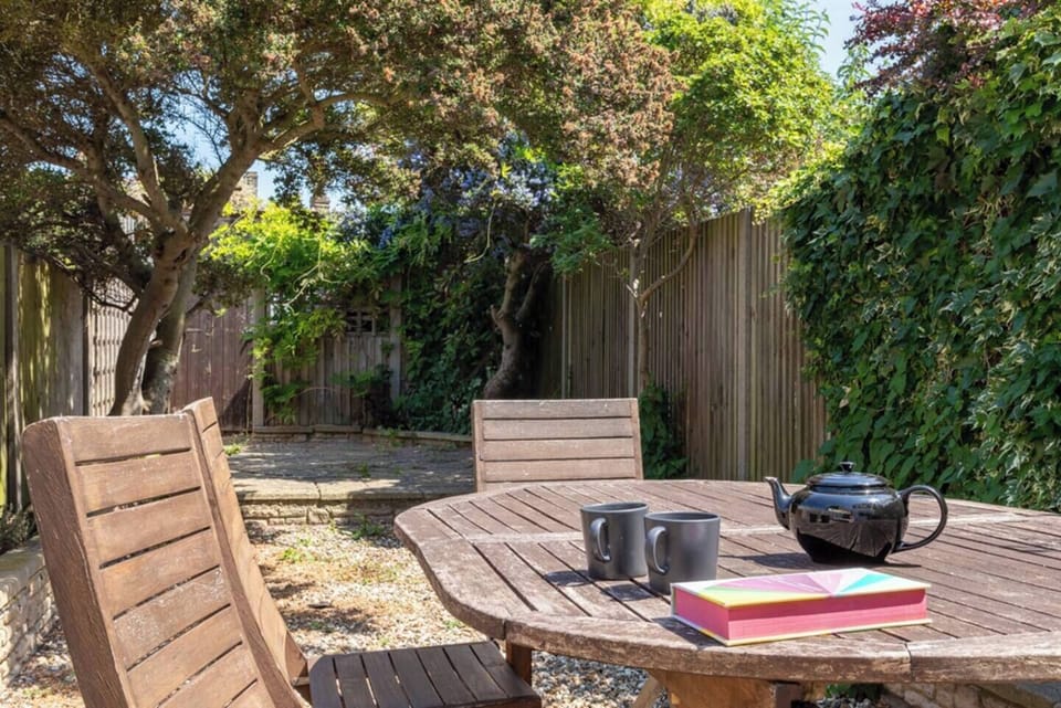Garden with table & chairs