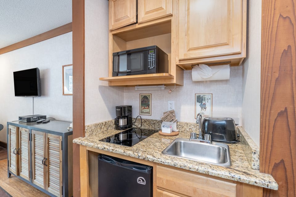 Room, 1 Bedroom | Private kitchen