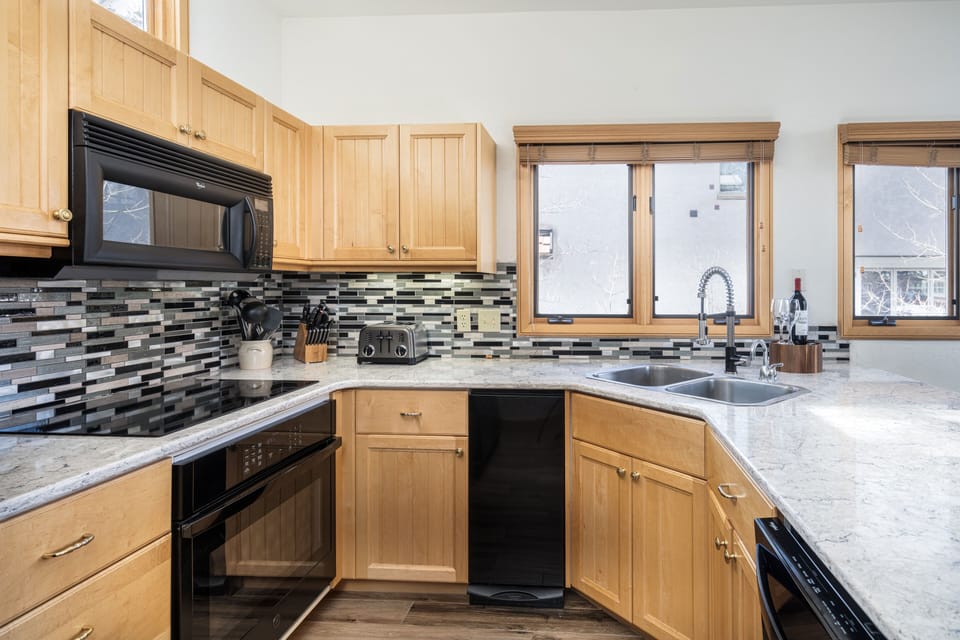 Townhome, 3 Bedrooms | Private kitchen