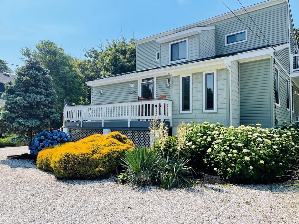 Front of house, large 4 car driveway